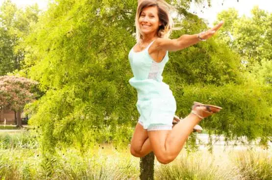 Virginie sautant dans un paysage naturel