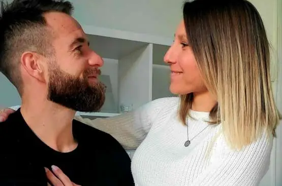 Un couple se regardant avec sérénité